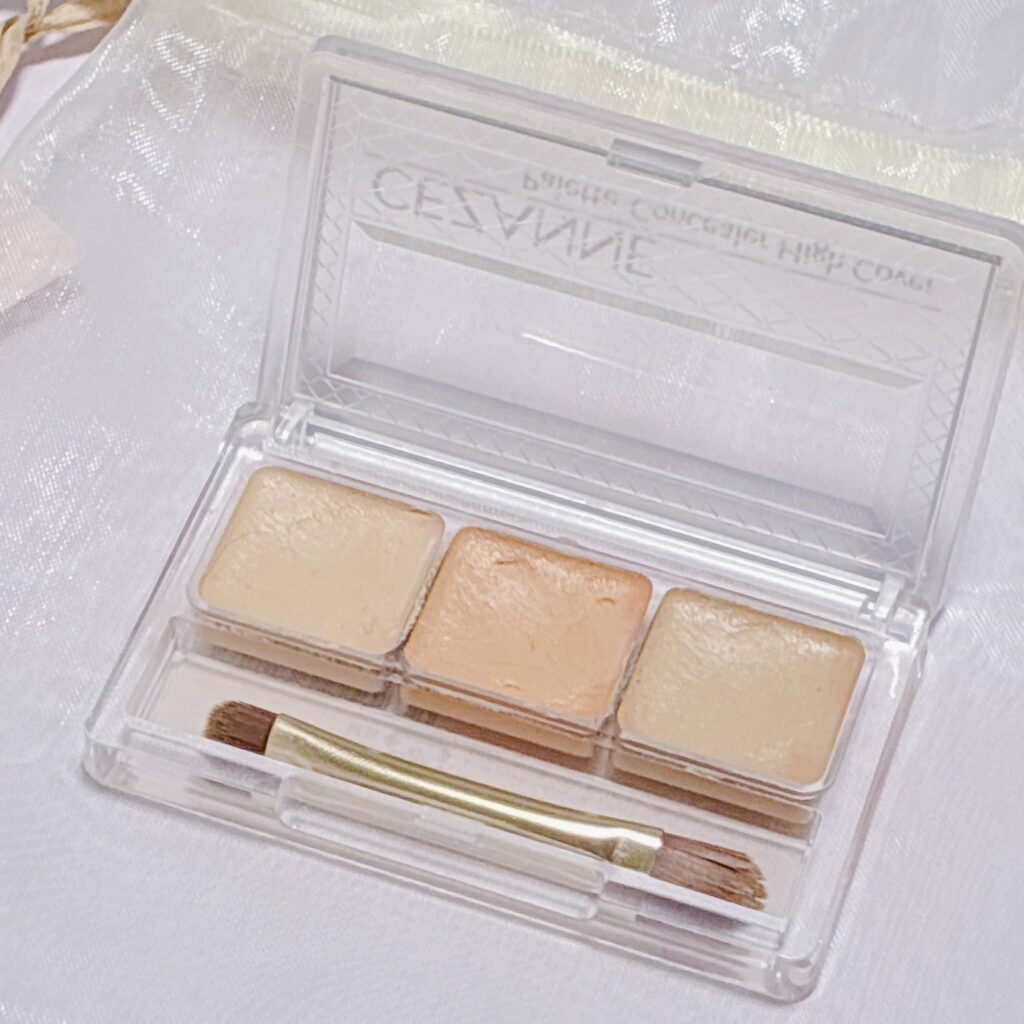蓋が開いていてブラシが見える、CEZANNE パレットコンシーラーハイカバー 10ベーシックトーン