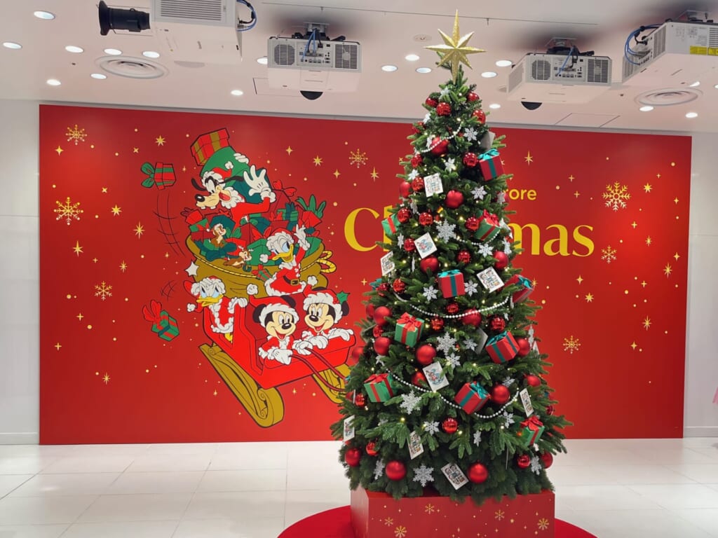 2階に設置されているクリスマスツリーの写真