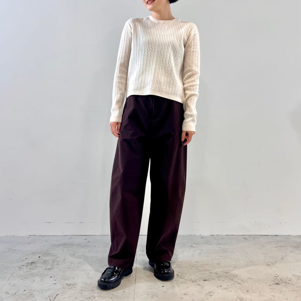 ユニクロのミニケーブルクルーネックセーターを20代女子が試着