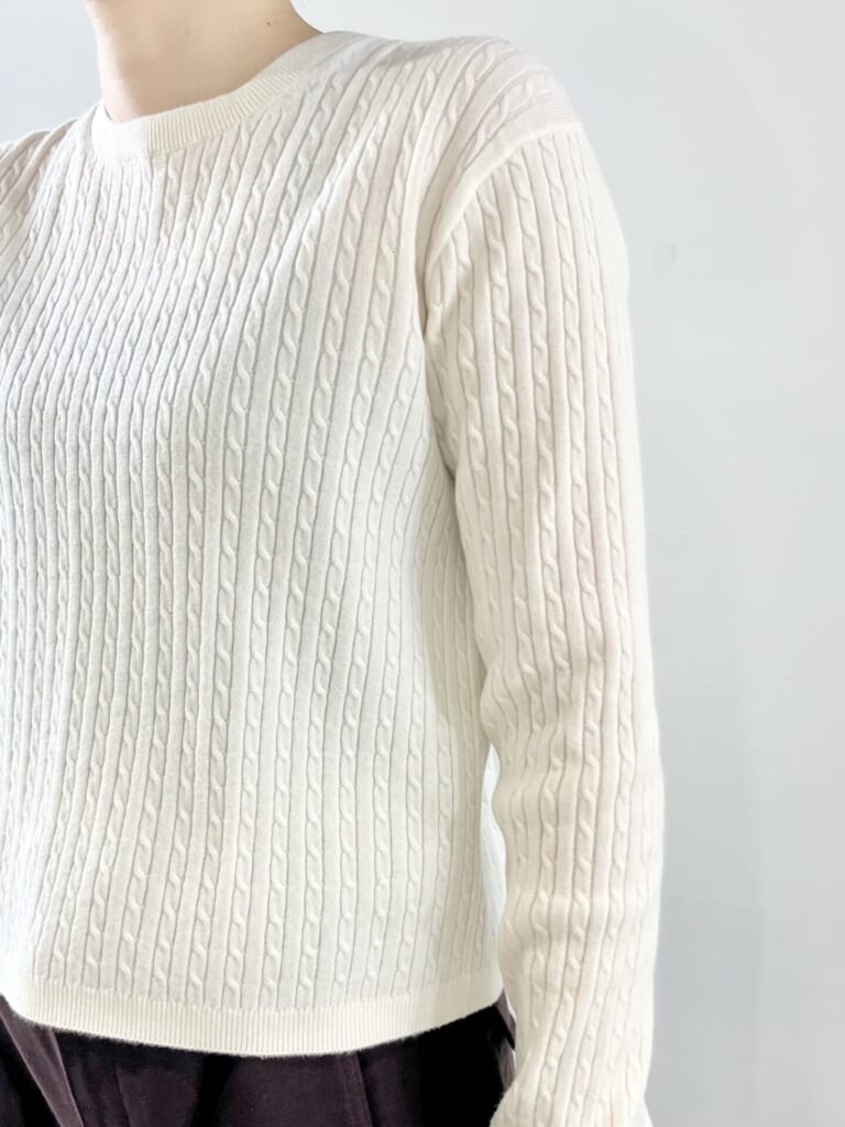 ユニクロのミニケーブルクルーネックセーターの素材感