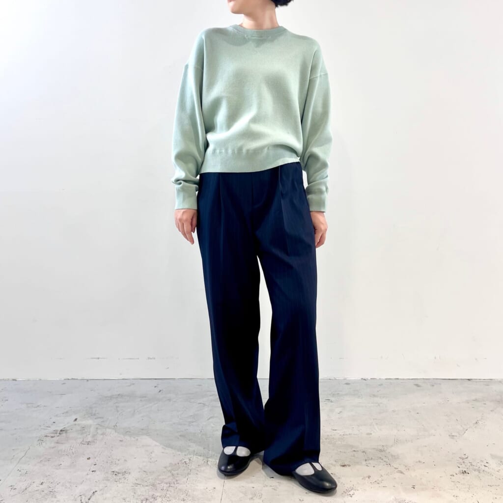 ユニクロのスムースコットンクルーネックセーターを20代女子が試着