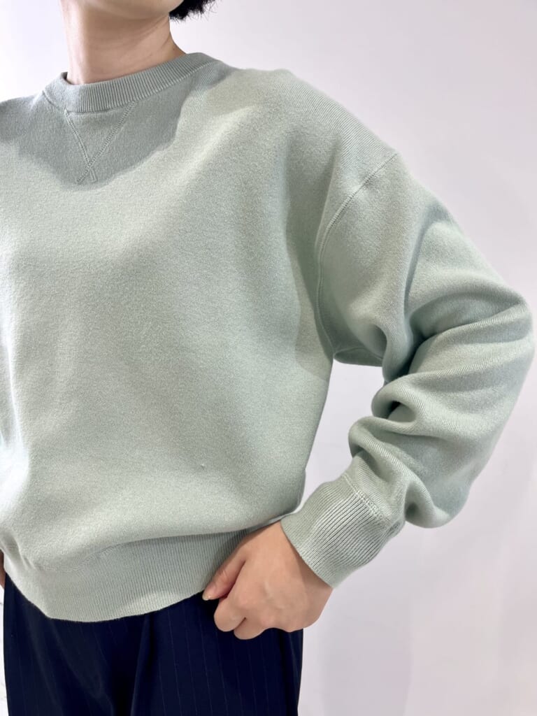 ユニクロのスムースコットンクルーネックセーターの素材感