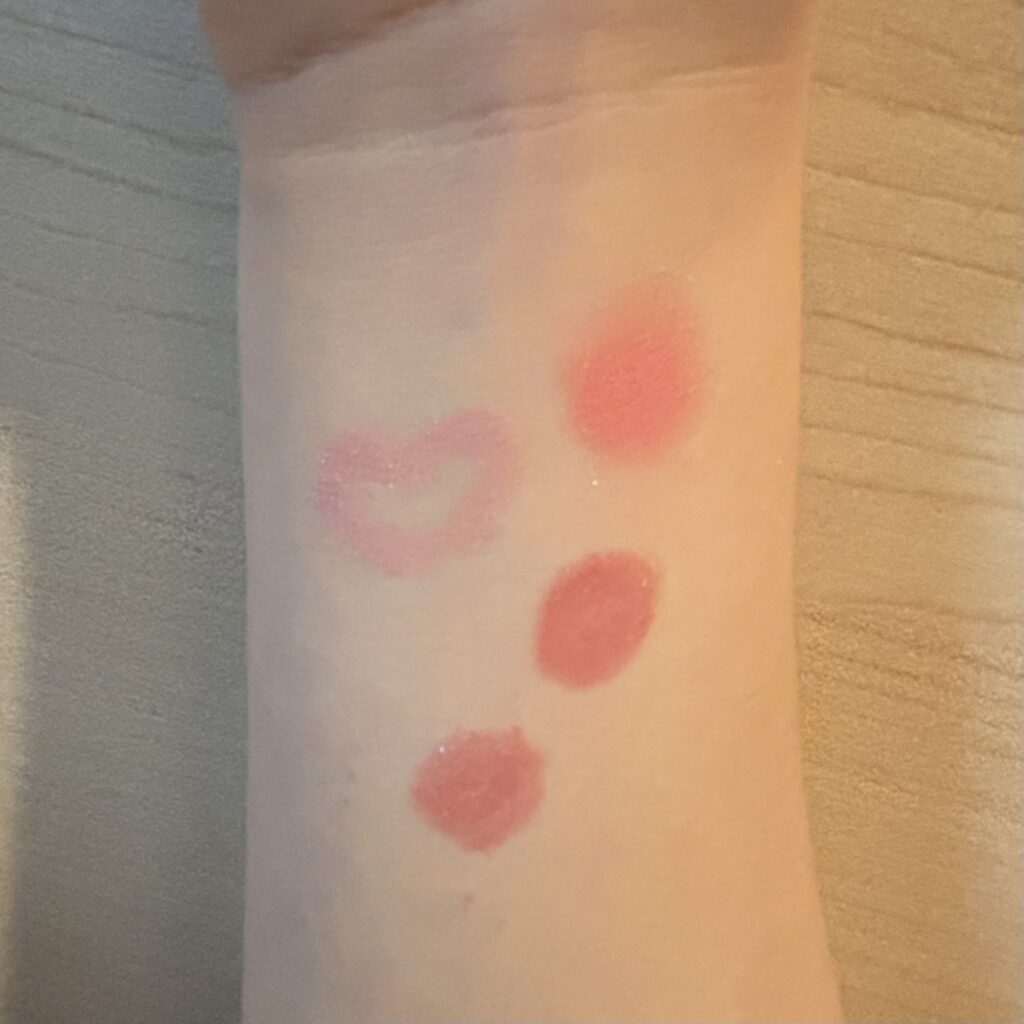 実際に各商品を肌に塗ったときの色味を確認する