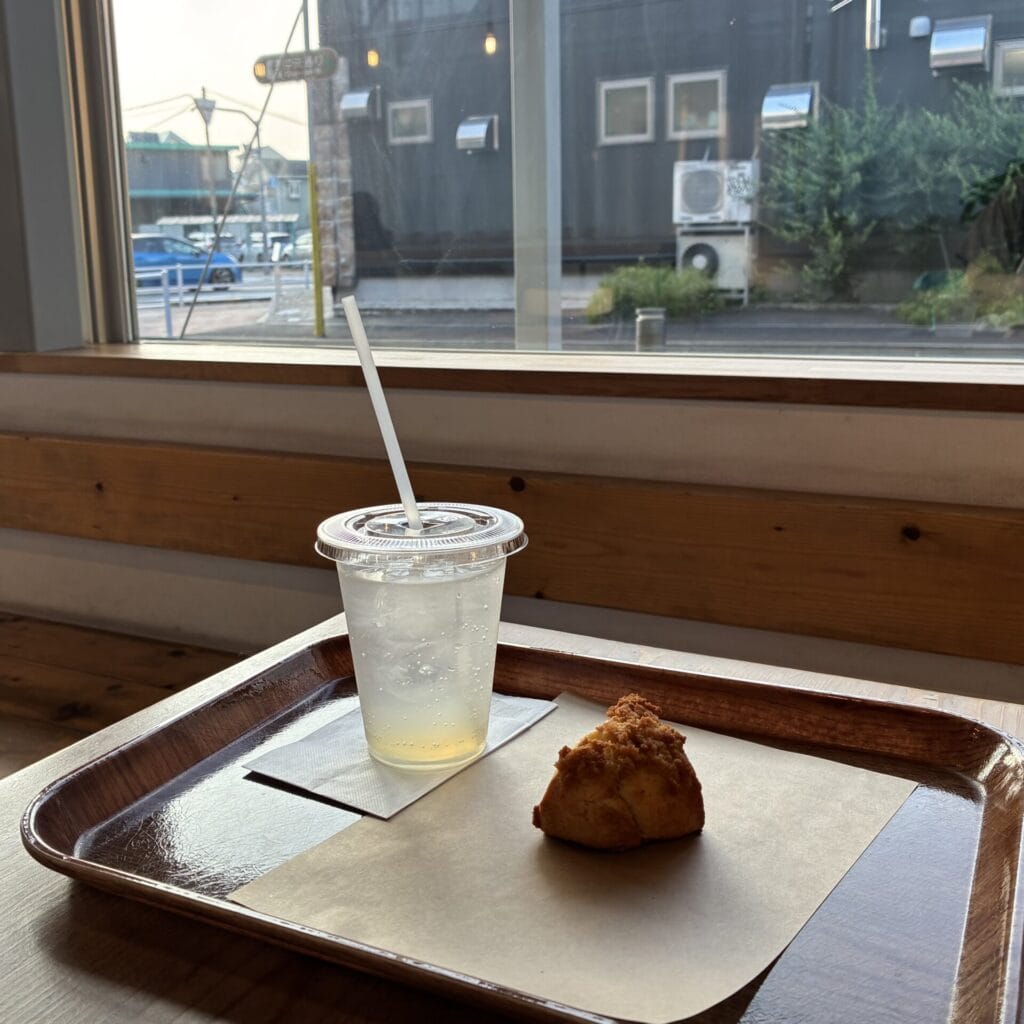 窓と、レモンソーダとスコーン