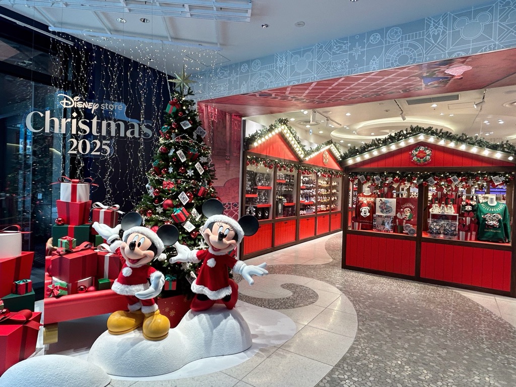 まるでクリスマスマーケット！】ディズニーストアのクリスマス限定