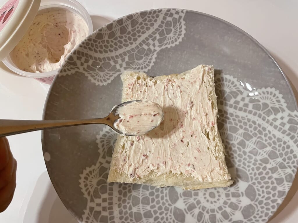 いちごホイップクリームを塗った食パン