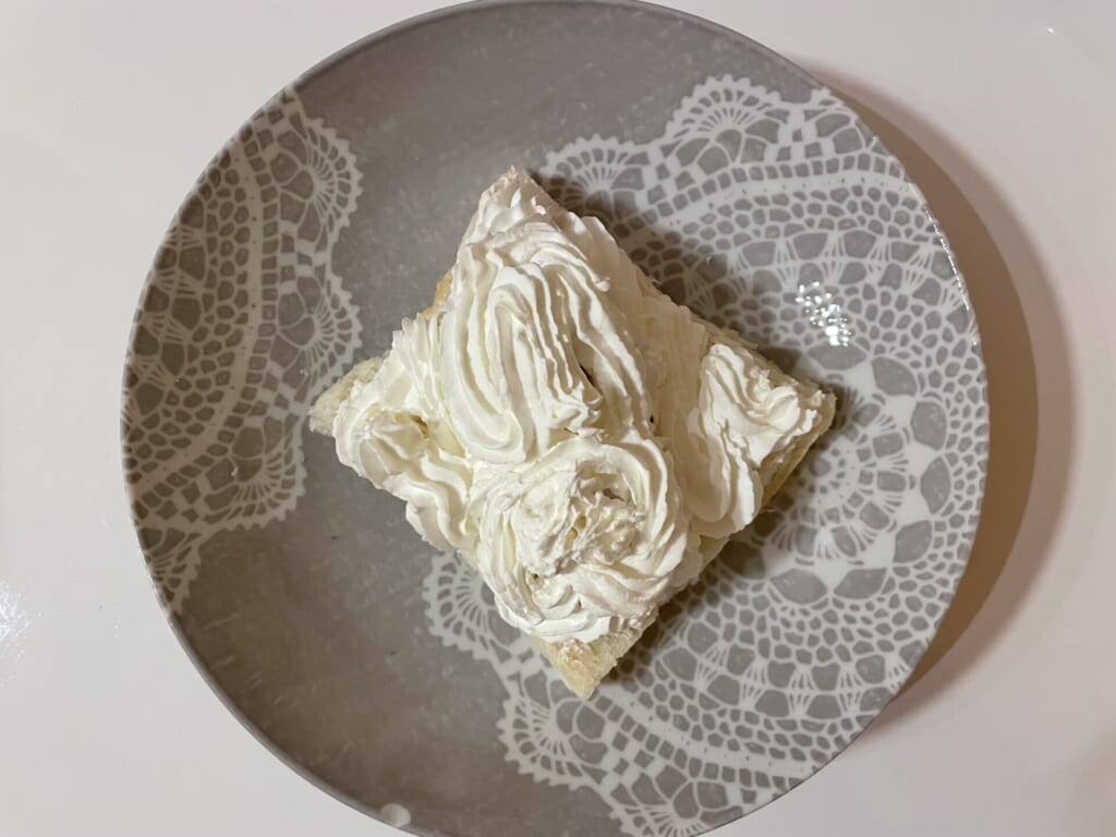 イチゴをのせた食パンの全体にホイップクリームをつけている