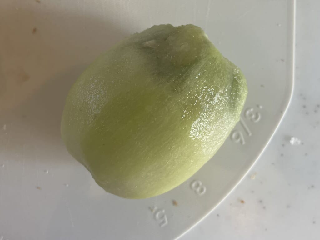 皮をむいたキウイ