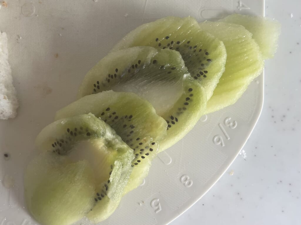 縦にスライスしたキウイ