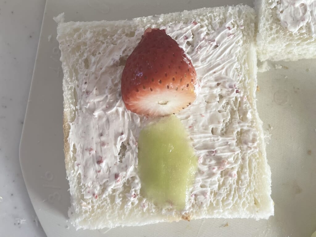食パンの上にいちごとキウイを縦に並べている