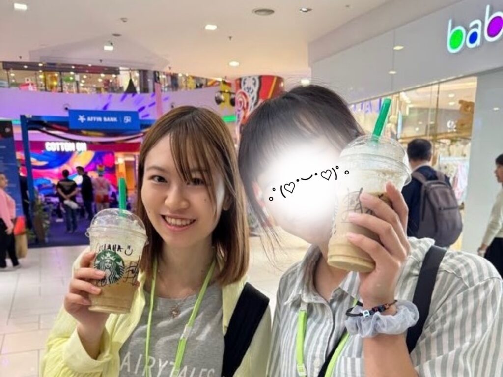 学年は違うけど同い年の友達とマレーシア限定ドリンク飲んだときの1枚♡