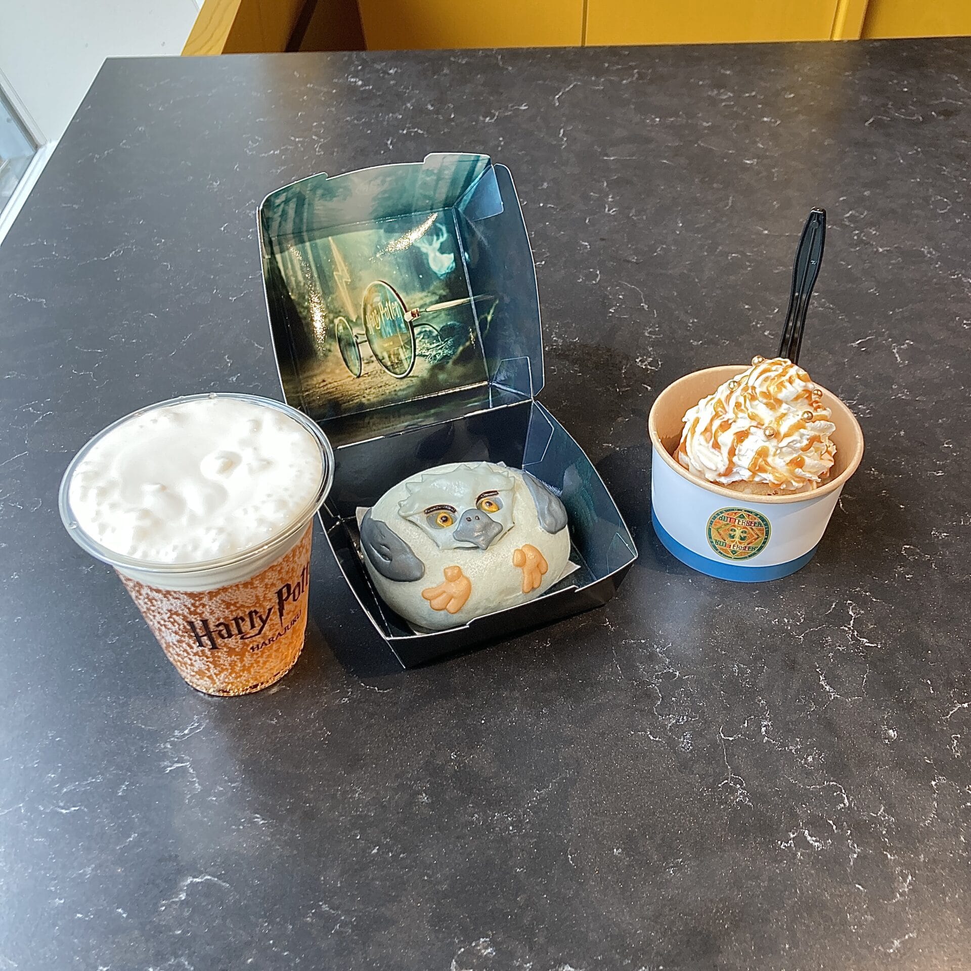 バタービール上から
バックビークまん上から
バタービールアイス上から