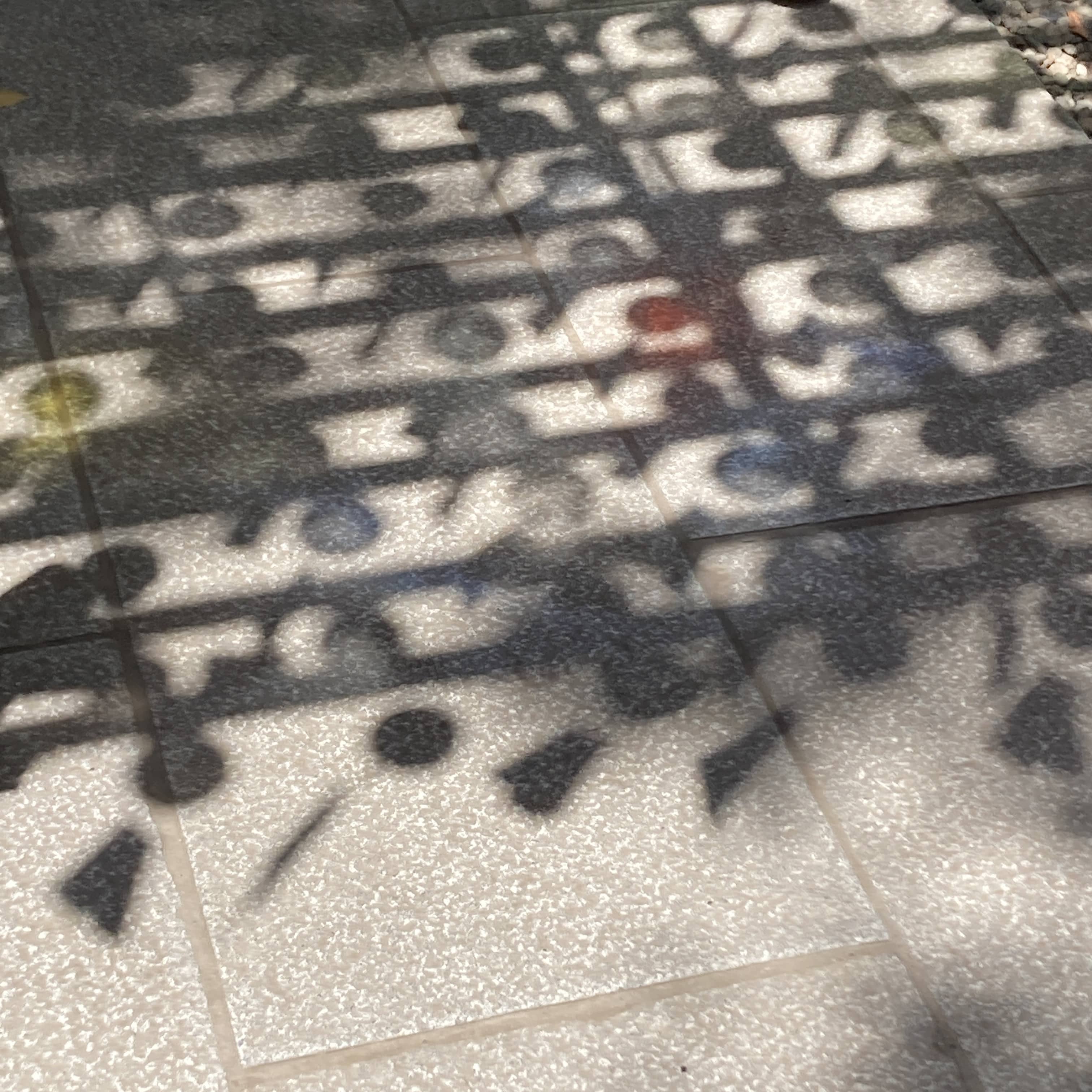 川越氷川神社
風鈴の影が地面に映っている