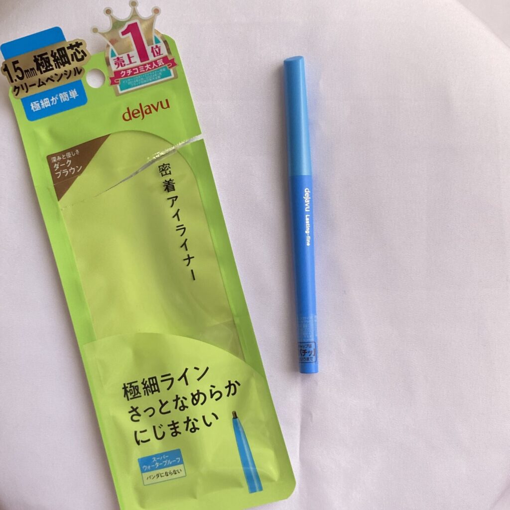 dejavu
密着アイライナー本体とパッケージ全体