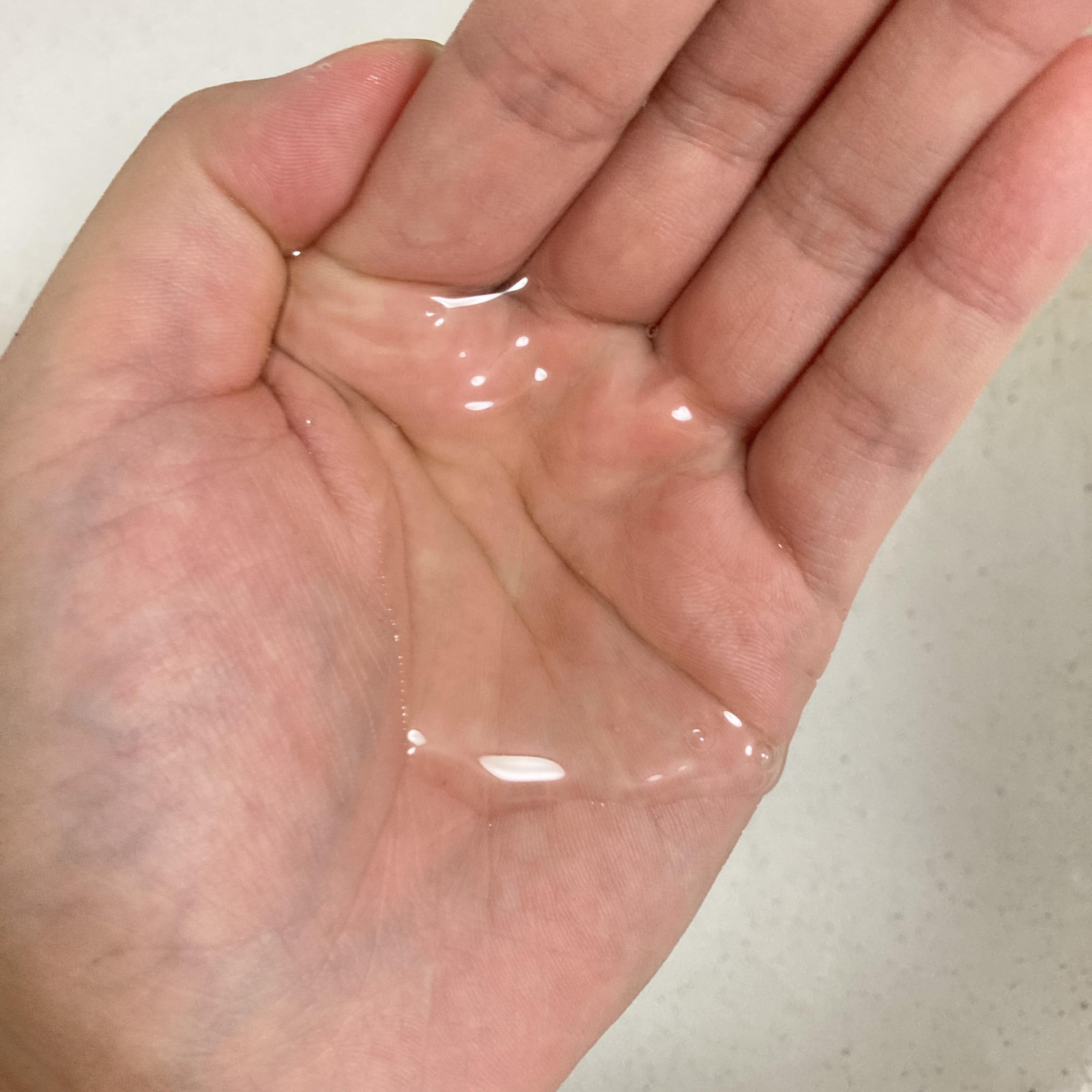 手に出したシャンプー