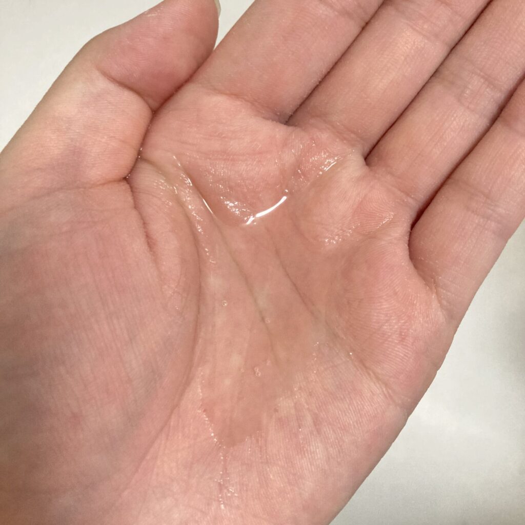 手に出したヘアオイル
