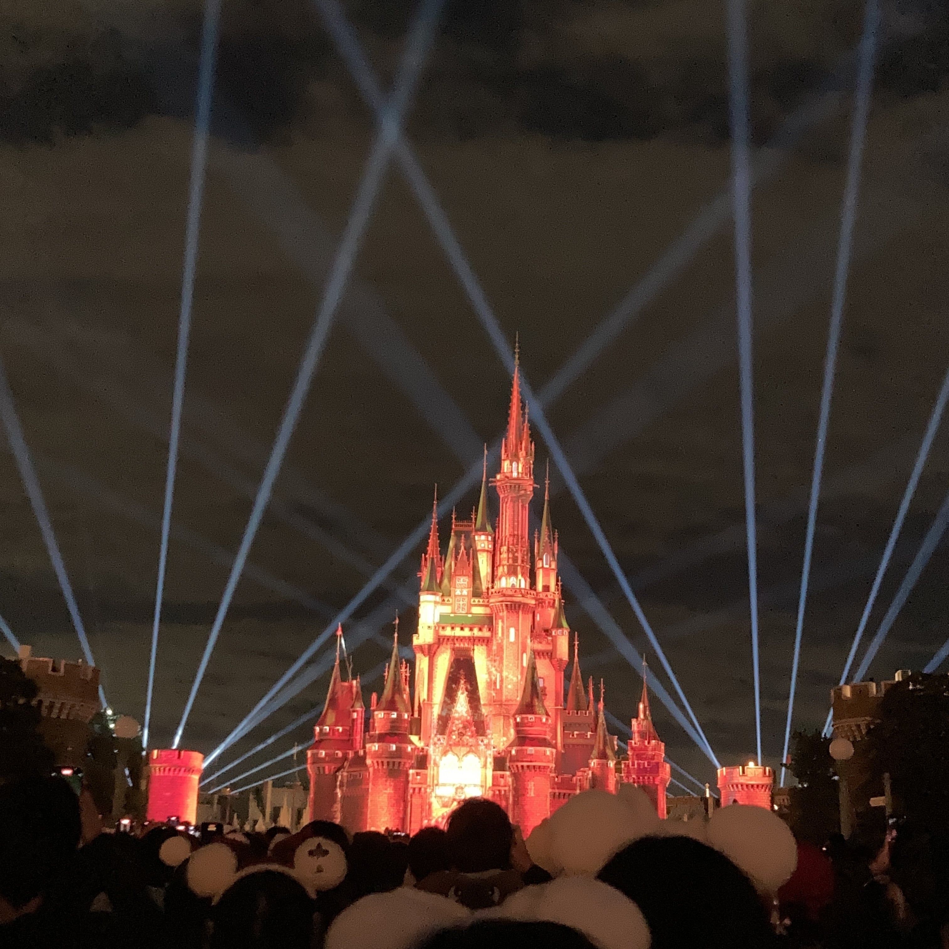 シンデレラ城プロジェクションマッピングと光の演出正面