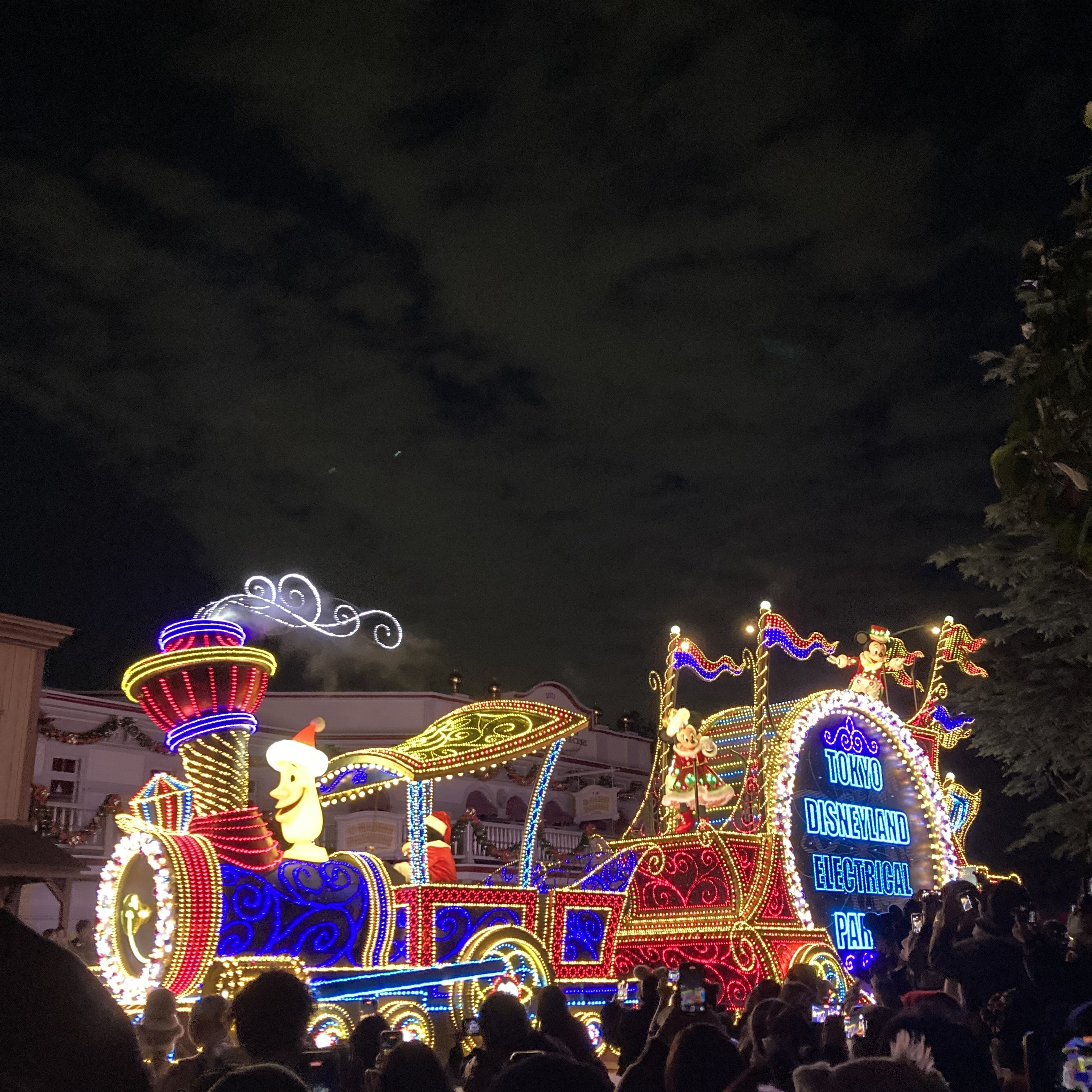 エレクトリカルパレード・ドリームライツ
列車に乗っているミッキーとミニー