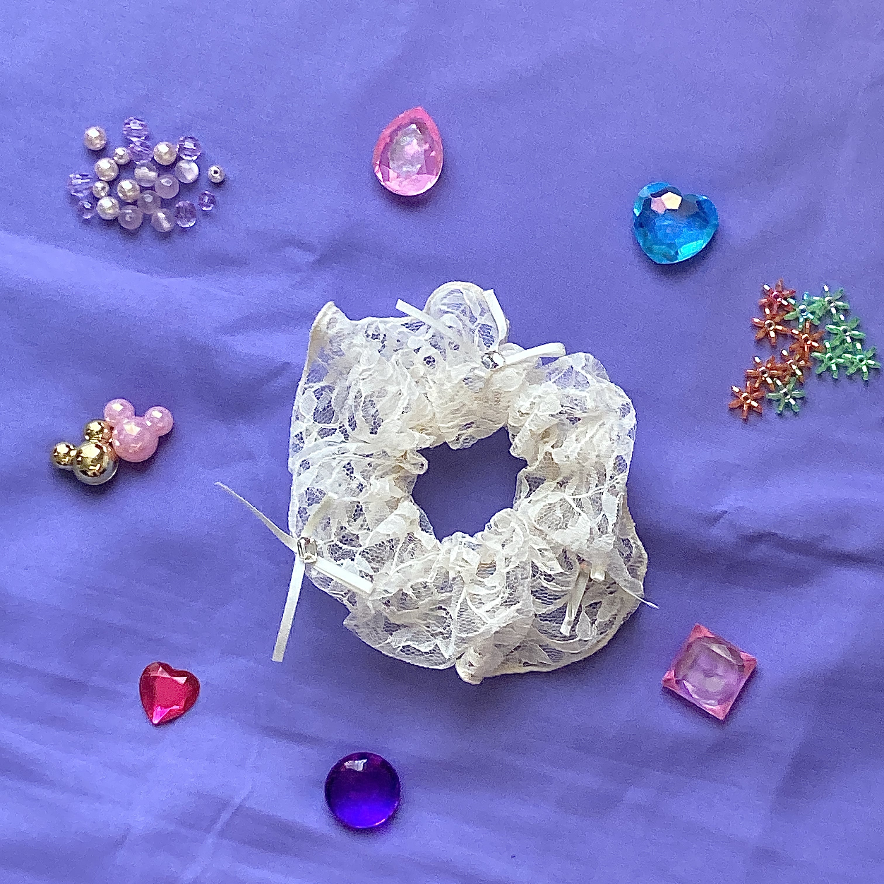 白のレースシュシュ上から