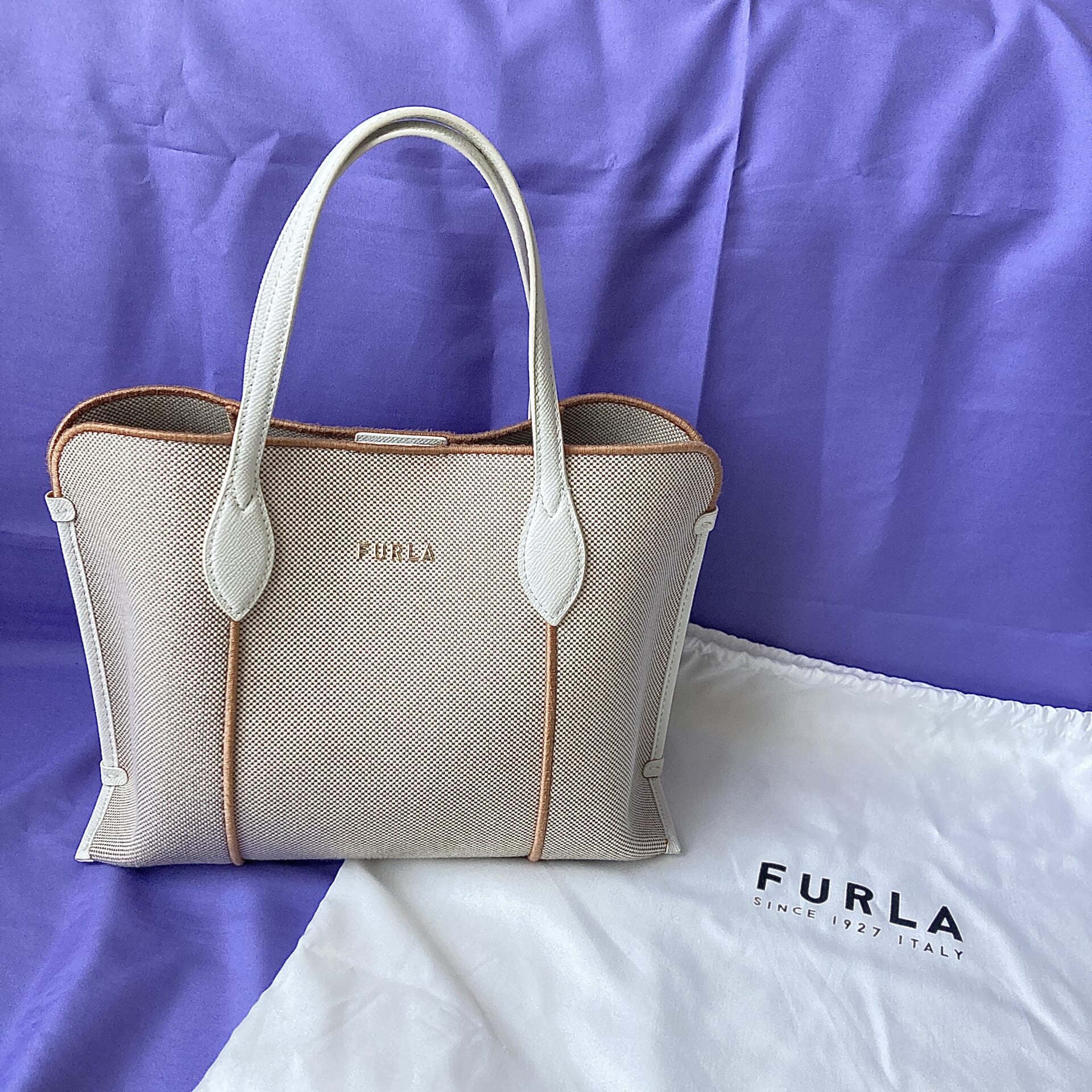 FURLAのバッグ正面から