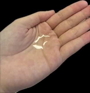 化粧水を手にとったところ