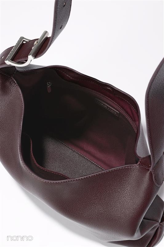 ゾラ バックルストラップホーボーバッグ　プラムの中