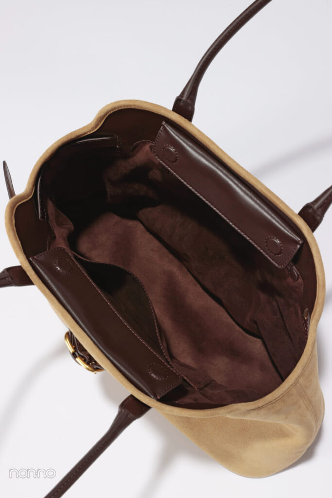 Victoria ヴィクトリア ベルトトラペーズトートバッグ 　サハラサンドの中