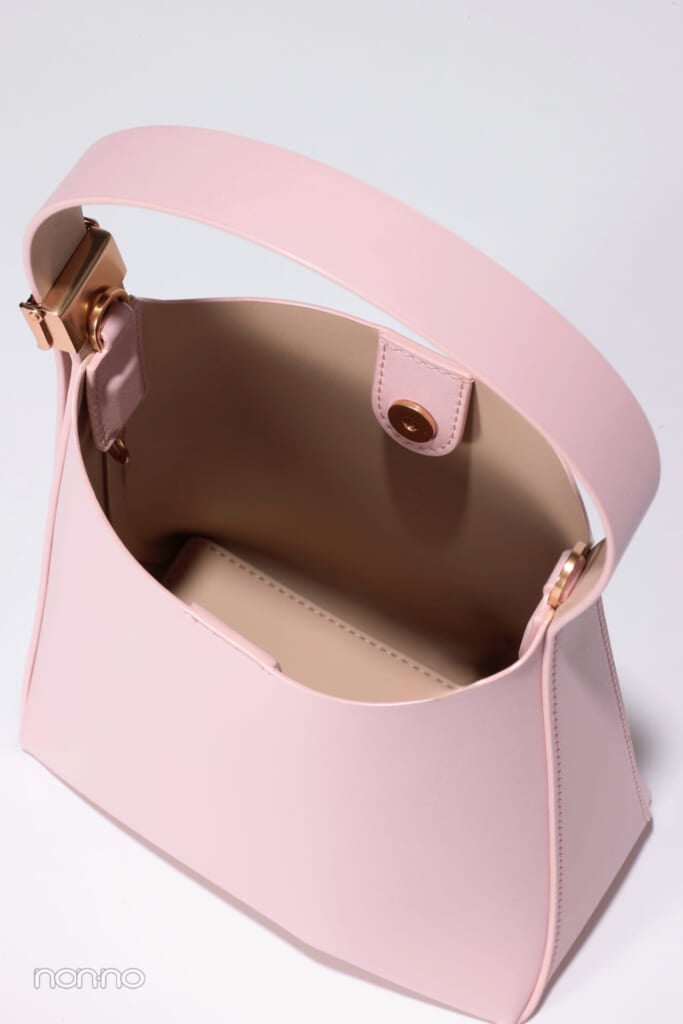 エドナ バケツバッグ　コットンキャンディーピンクの中
