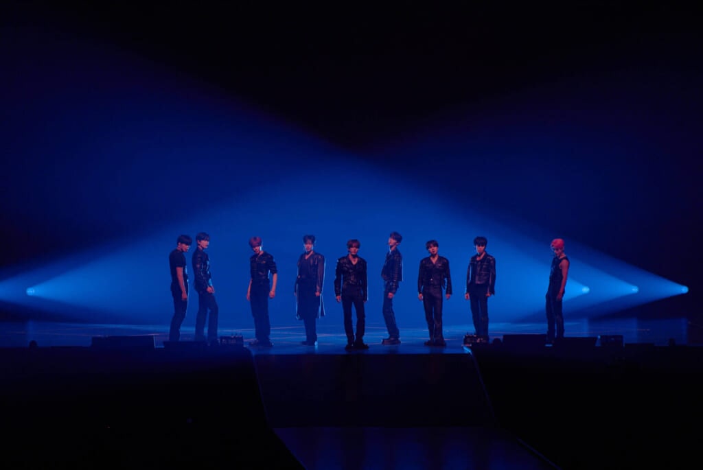 スタイルの良さが際立つ黒衣装に身を包んだZEROBASEONE