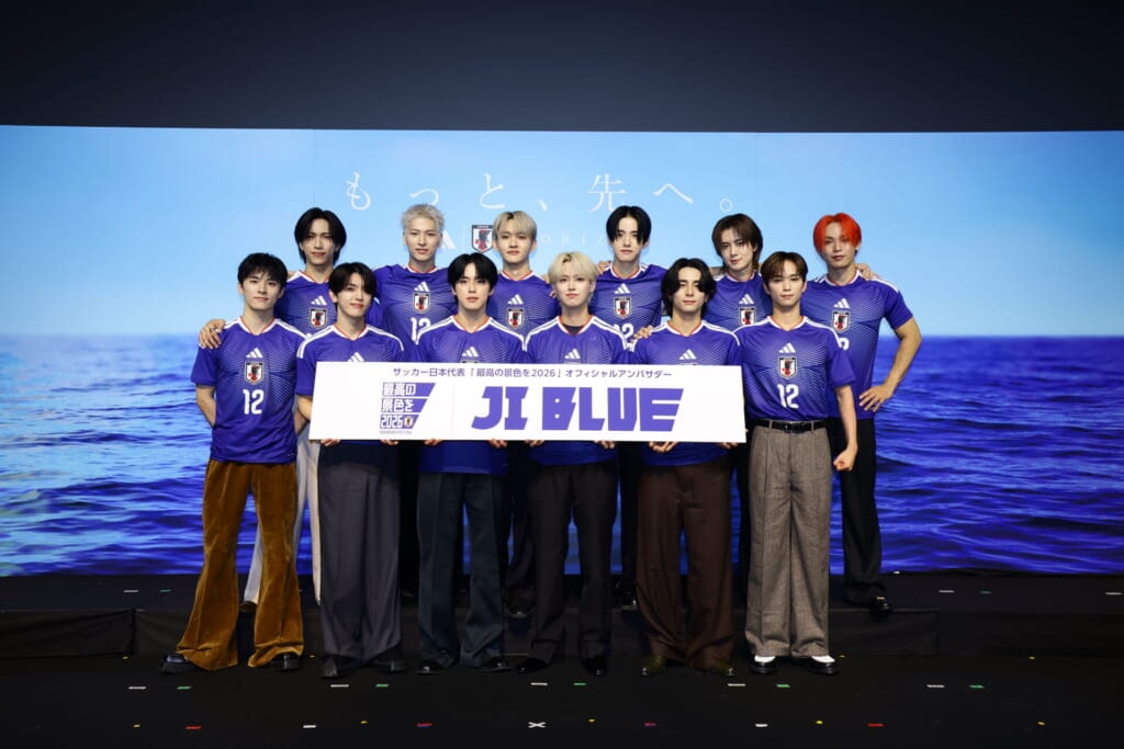 JO1とINIからサッカーをこよなく愛する12名が選抜され、結成された新ユニット「JI BLUE」の集合写真