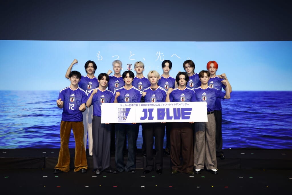 ガッツポーズで集合写真を撮るJI BLUEのメンバー