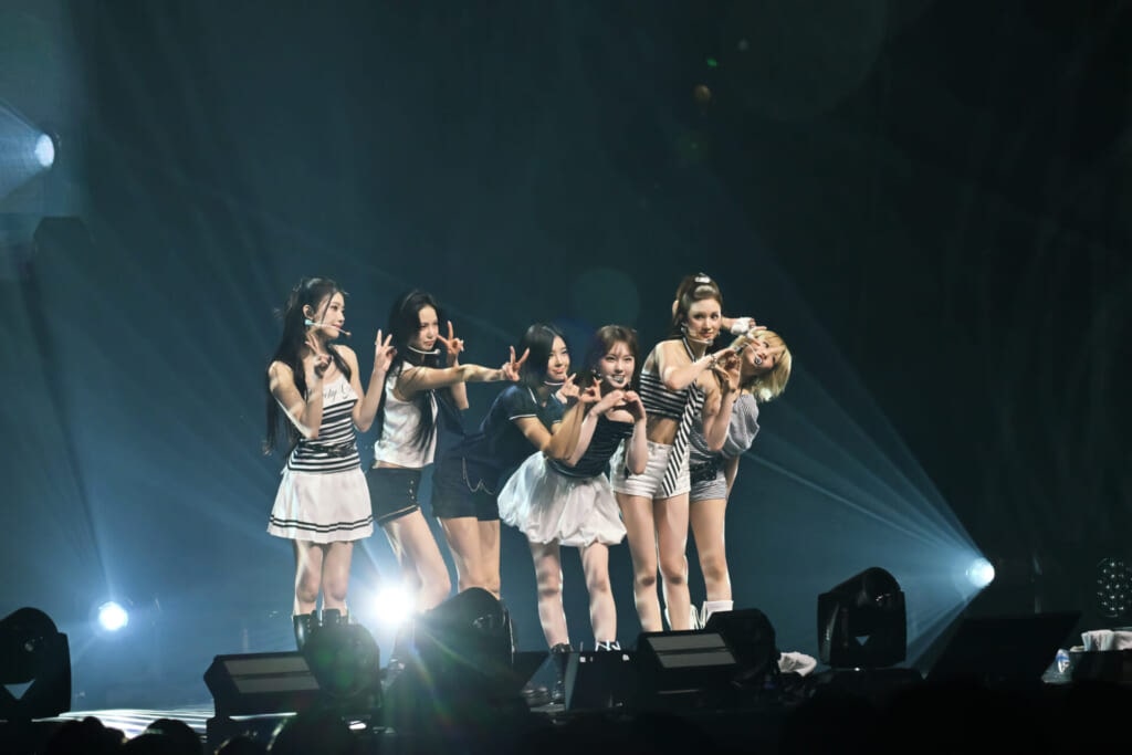 客席に向かってポーズを取るKep1er