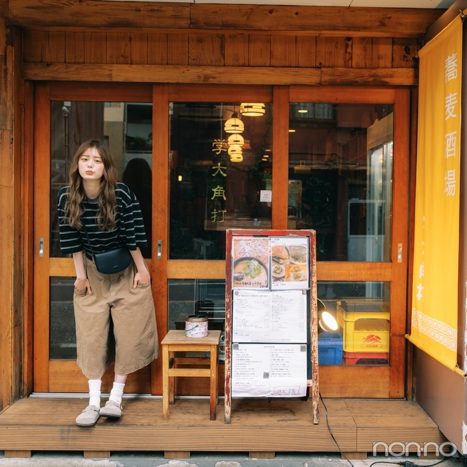 蕎麦屋の店頭に立つ紺野彩夏