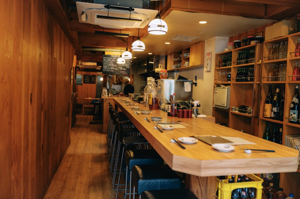 カウンターのみの店内