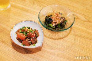 左からさらに載ったマグロのぶつ切り、青唐辛子の煮浸し