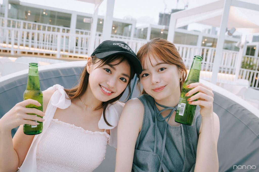 ビール片手に笑う紺野彩夏と香音