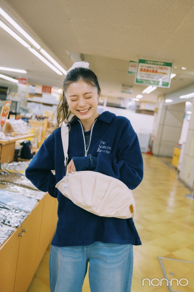 餃子のバッグをつける紺野彩夏