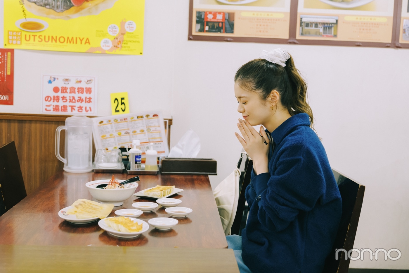 いただきますのポーズをする紺野彩夏