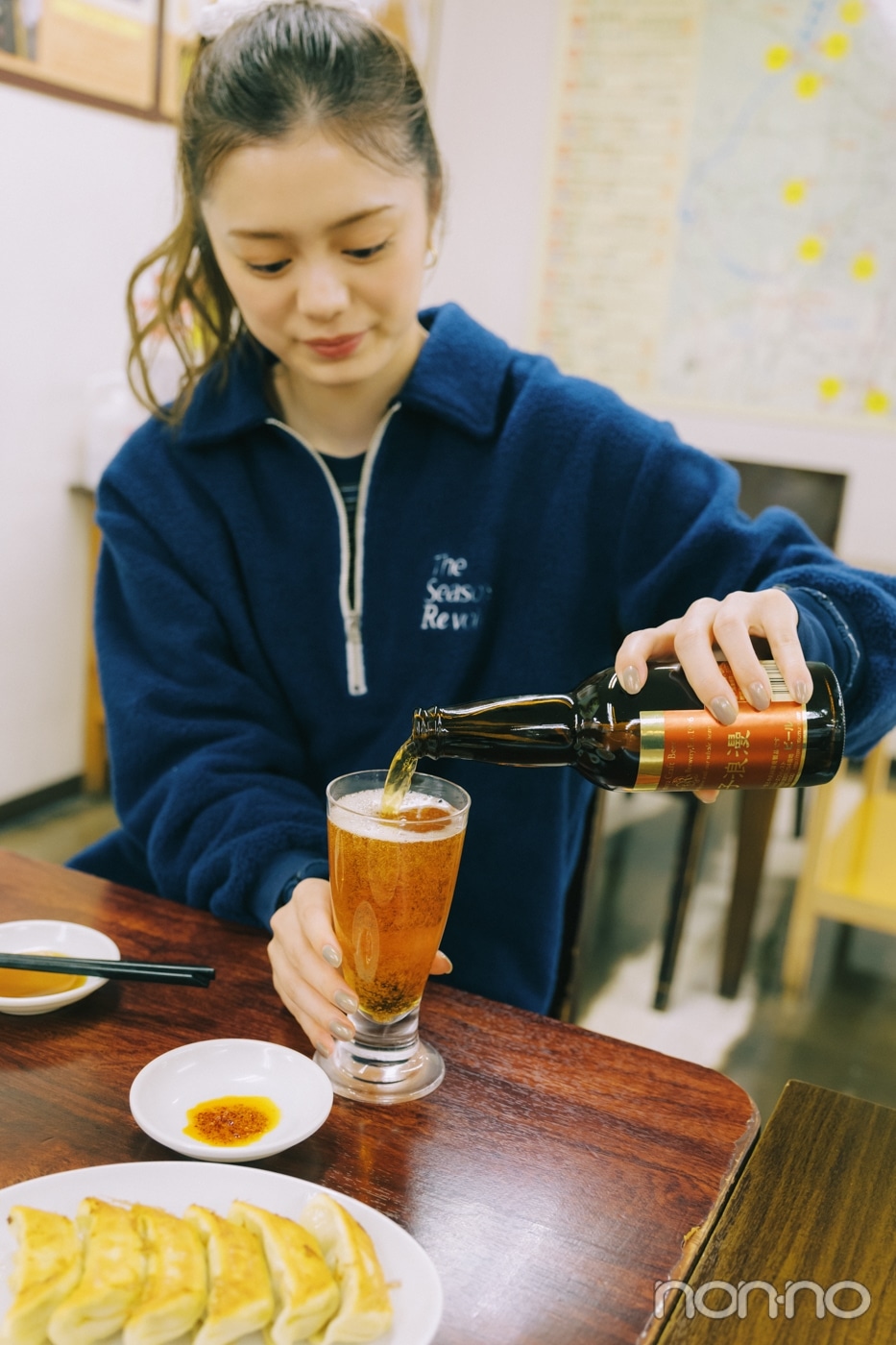 ビールを注ぐ紺野彩夏