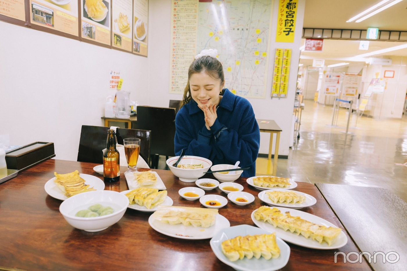 大量の餃子を前に目をつむる紺野彩夏