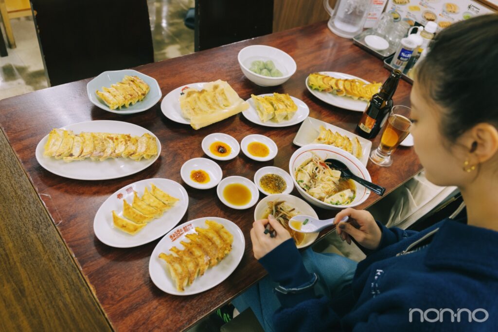 餃子を食べる紺野彩夏