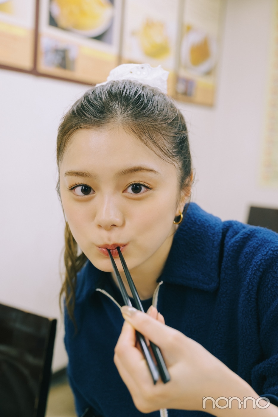 箸を手に持つ紺野彩夏