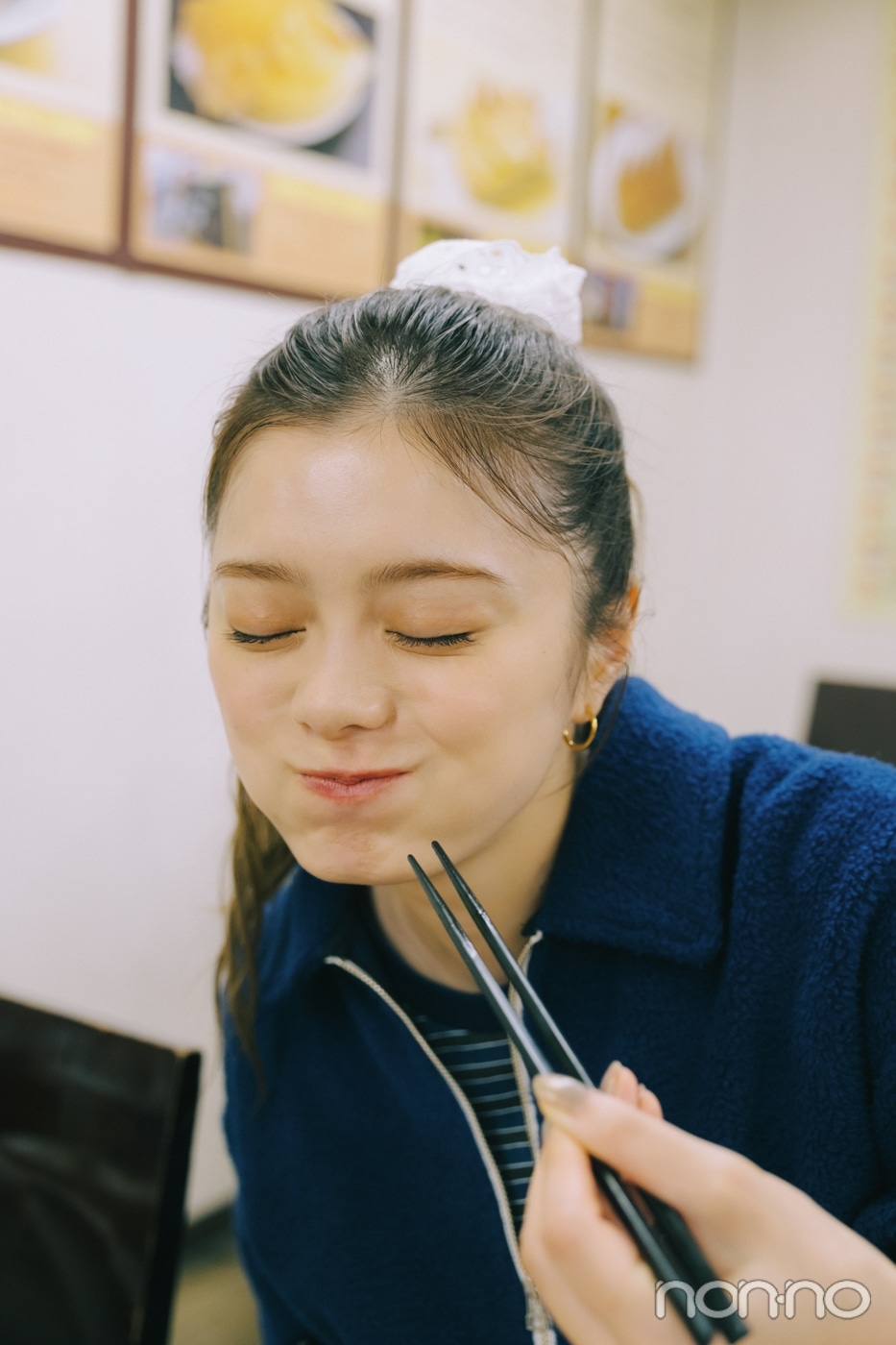 箸を手に持ち目を瞑る紺野彩夏