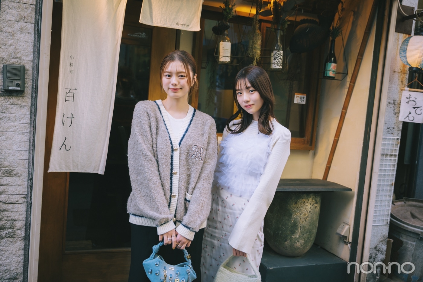 店のの前に立つ紺野彩夏と菊地姫奈