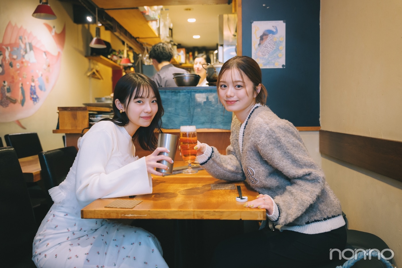 乾杯する紺野彩夏と菊地姫奈