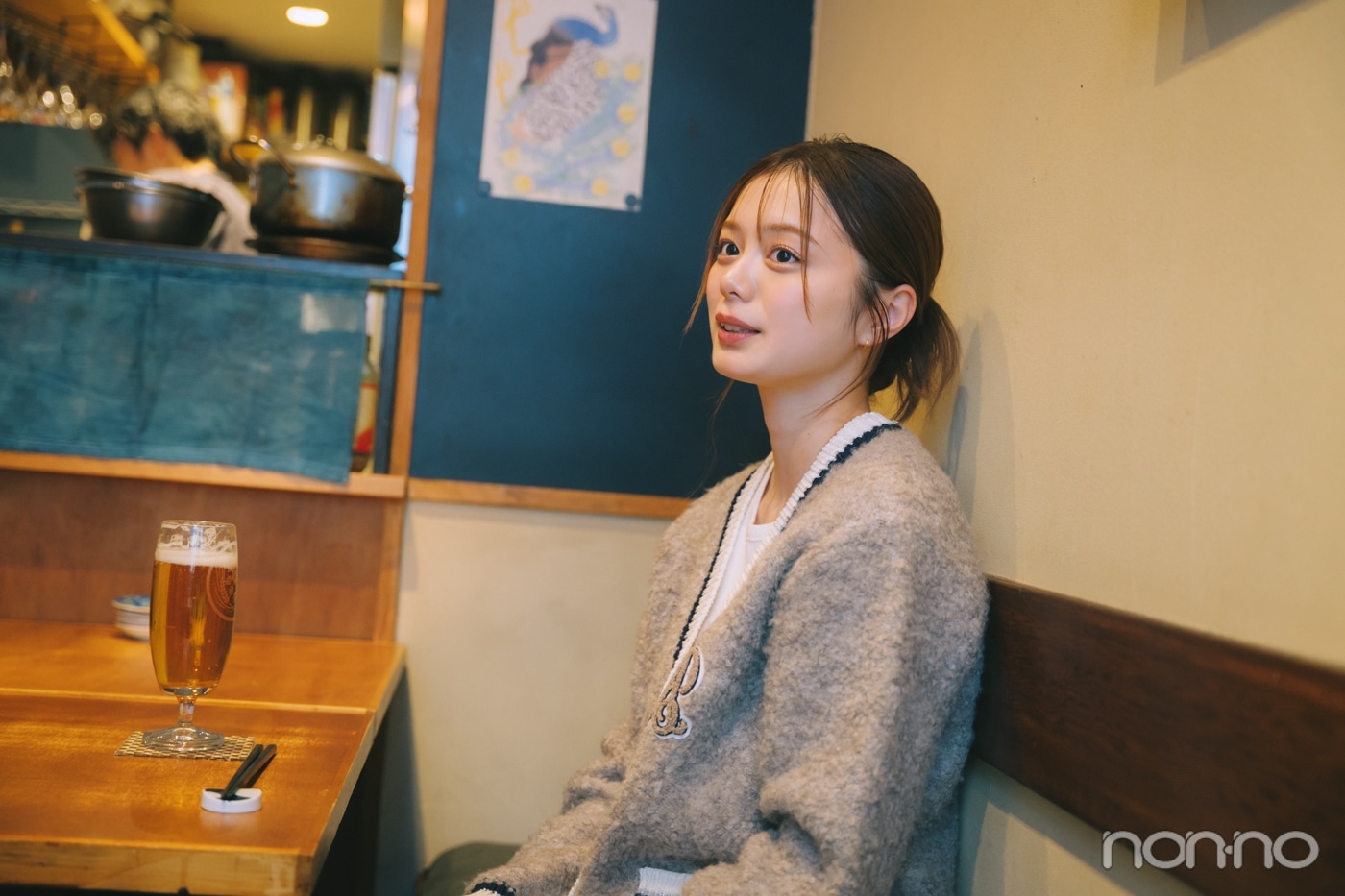 ビールを前に話す紺野彩夏