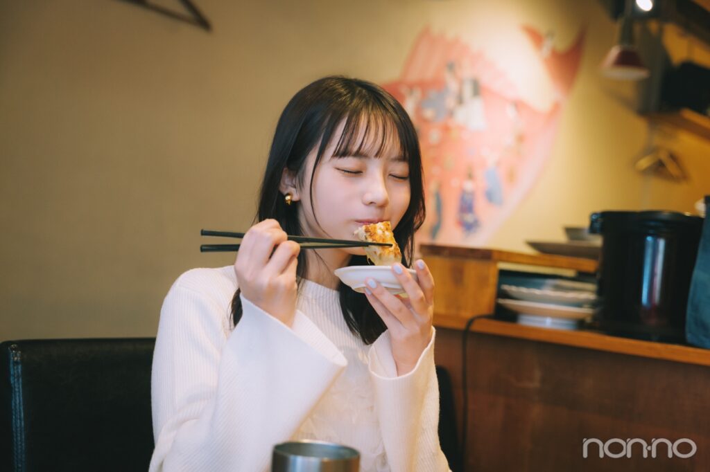 餃子を食べる菊地姫奈