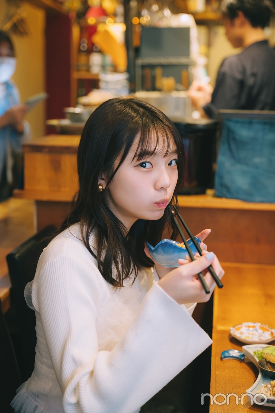 食事を食べる菊地姫奈