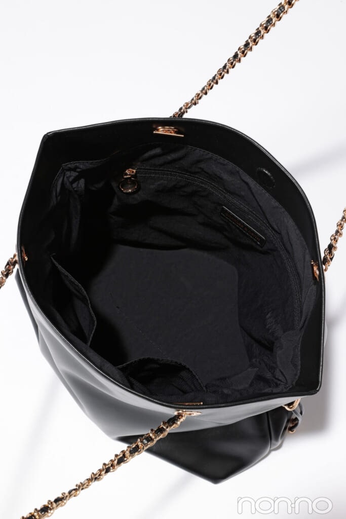 アリア スエードブレイドストラップダブルハンドルトートバッグ　ブラックの中