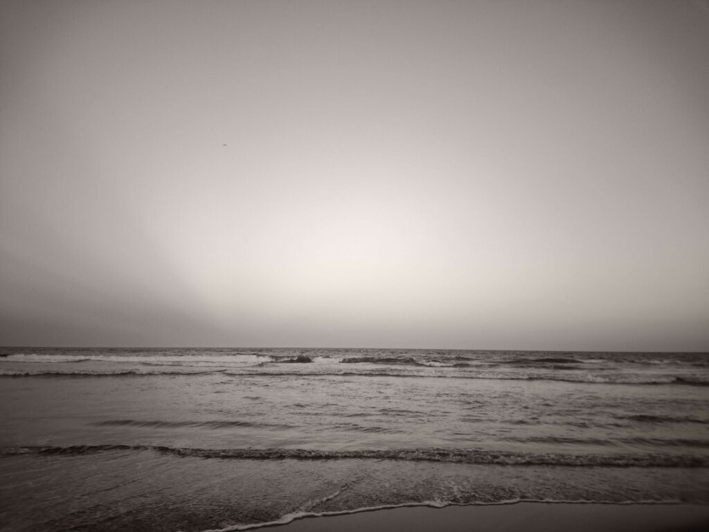 浜辺の写真　モノクロ